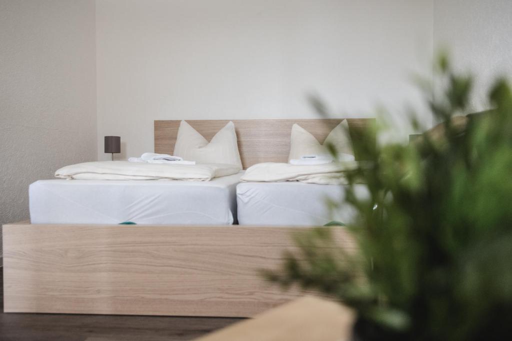 sypialnia z 2 łóżkami i białymi poduszkami w obiekcie Toschis Station-Motel-Wirtshaus-an der Autobahn-Bowling w mieście Zella-Mehlis