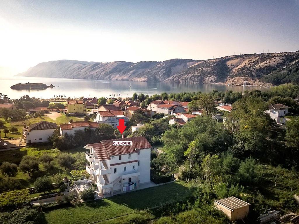 una vista aerea di una piccola città con una cassa d'acqua di APARTMANI IVAN I RUŽA a Lopar