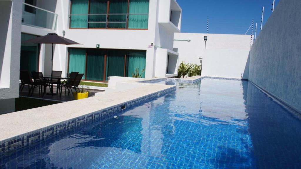 a swimming pool in front of a building at Porto Real in Ciudad del Carmen