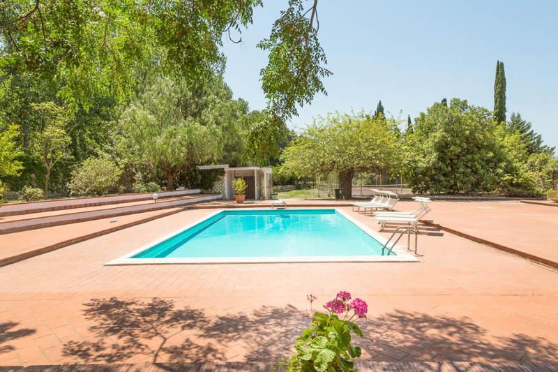 una piscina con 2 sillas y una mesa en Villa Apostolico with private pool, en Éboli