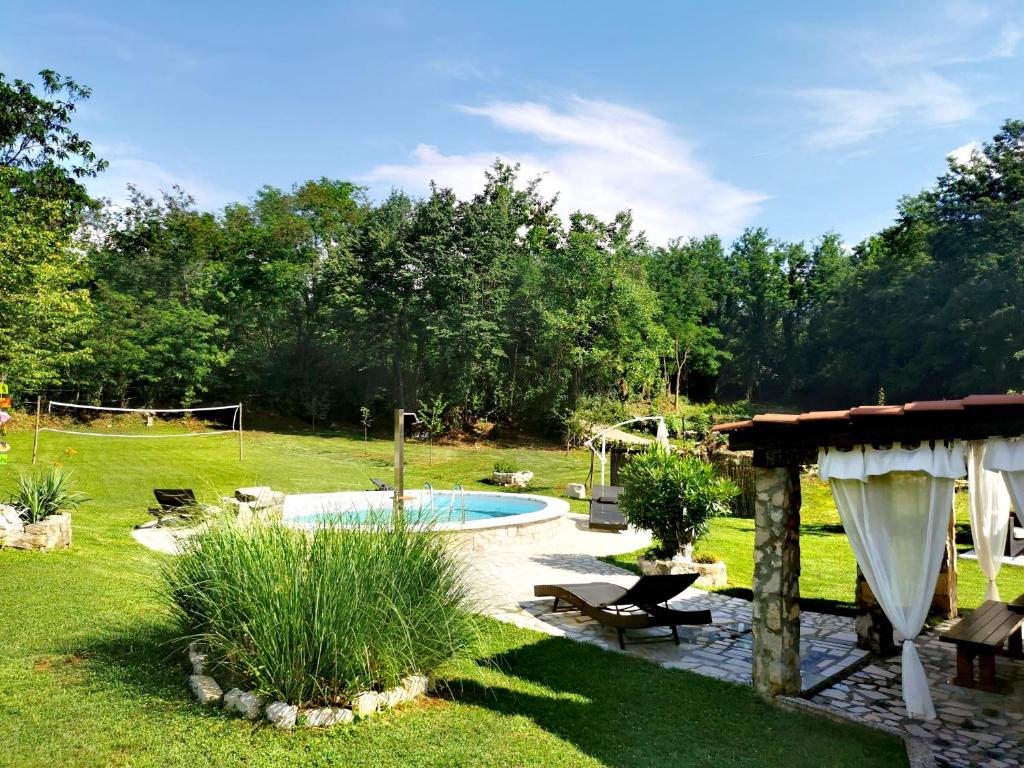 un patio trasero con piscina y jardín en Holiday House VUKI, en Nedeščina