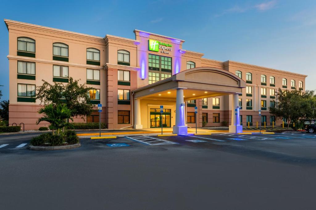 a hotel building with a parking lot in front of it at Holiday Inn Express & Suites Bradenton East-Lakewood Ranch, an IHG Hotel in Bradenton
