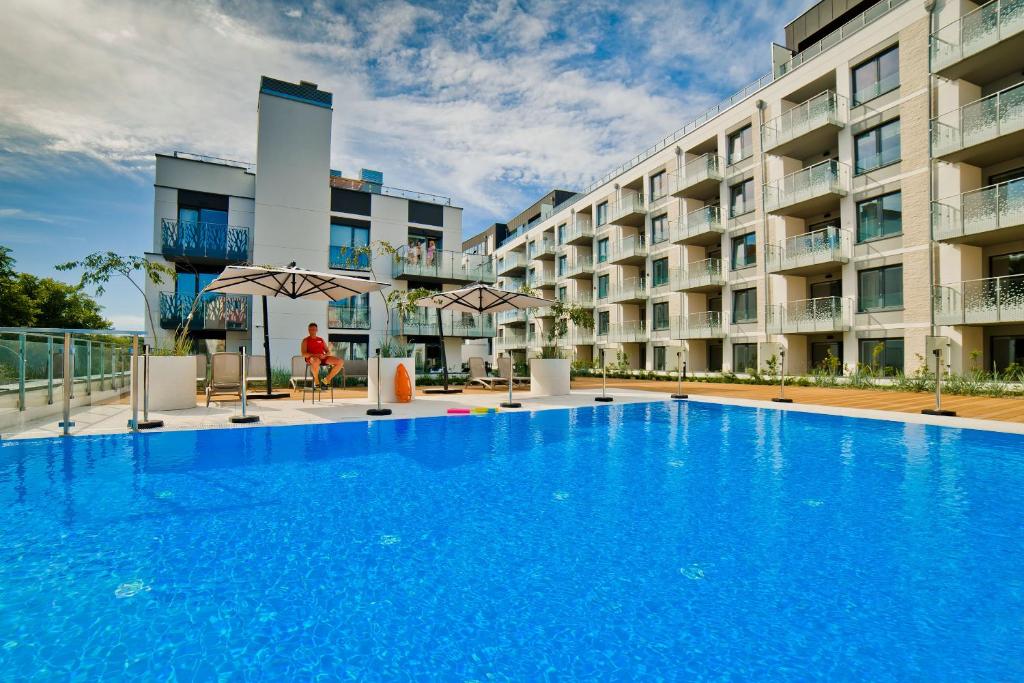 Bazén v ubytování PORTY b103 Nadmorskie Tarasy pool sauna parking nebo v jeho okolí