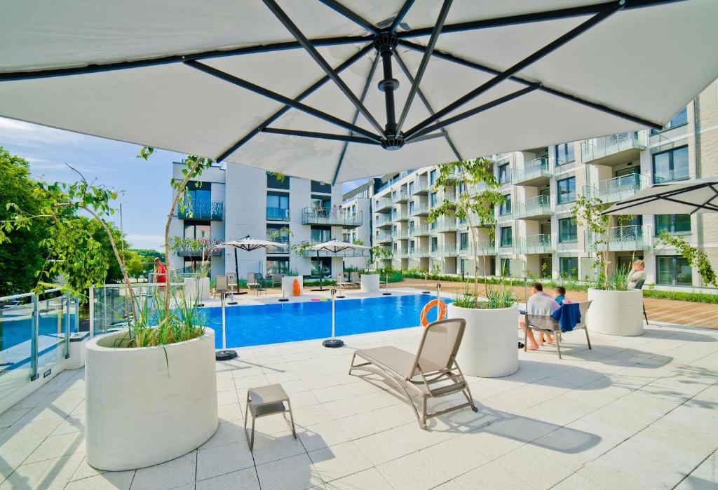 Bazén v ubytování PORTY b103 Nadmorskie Tarasy pool sauna parking nebo v jeho okolí