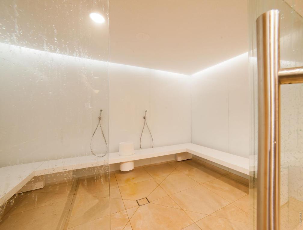 Koupelna v ubytování PORTY b103 Nadmorskie Tarasy pool sauna parking