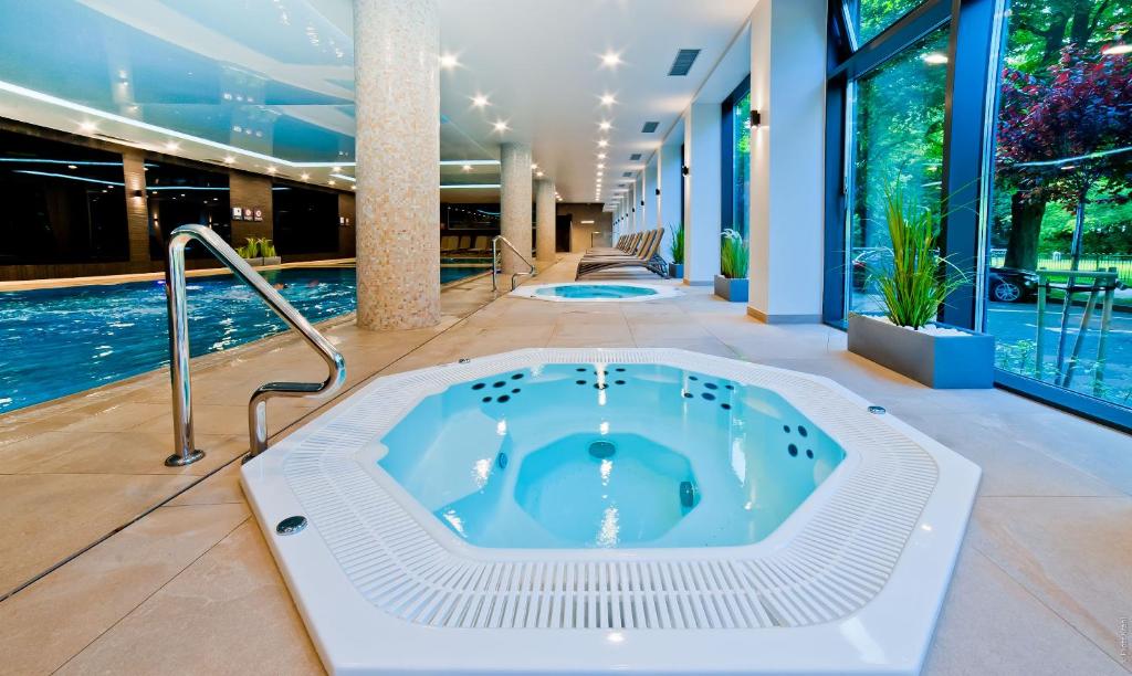 Bazén v ubytování PORTY b103 Nadmorskie Tarasy pool sauna parking nebo v jeho okolí