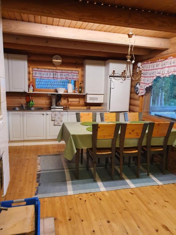 Viihtyisä hirsimökki järven rannalla - Chalet De Tres Habitaciones