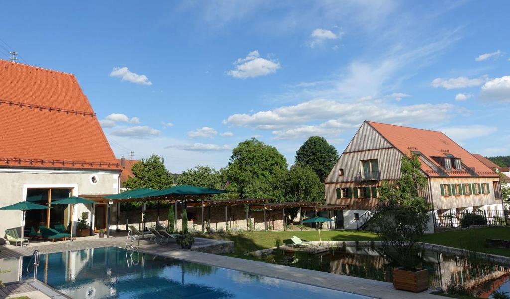 uma grande piscina em frente a um edifício em Romantik Hotel Zum Klosterbräu em Neuburg an der Donau