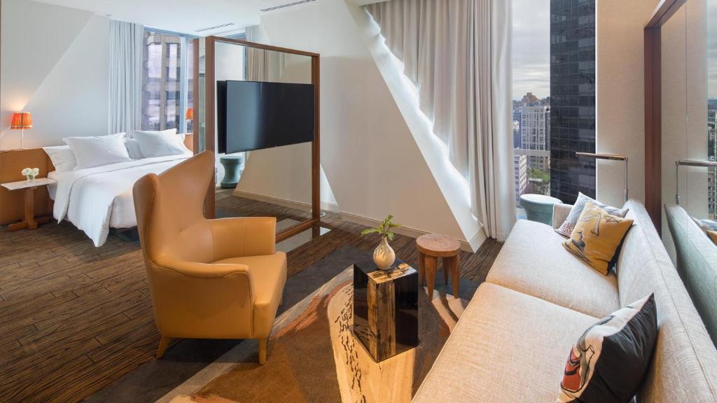 TV a/nebo společenská místnost v ubytování Lotte Hotel Seattle