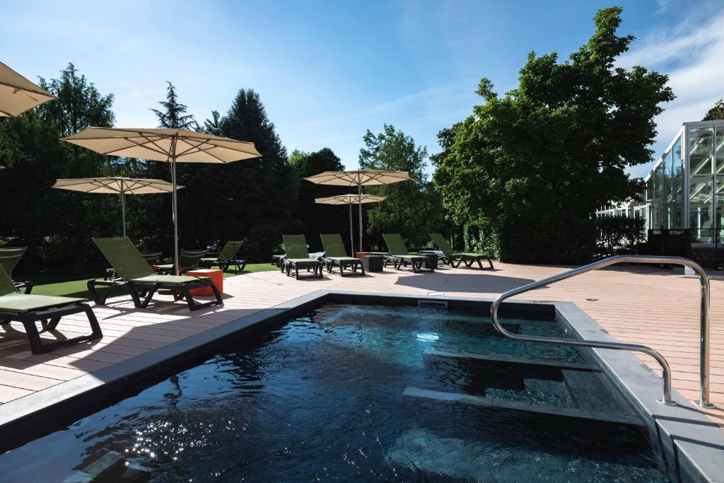 The swimming pool at or close to Mercure Aix-les-Bains Domaine de Marlioz Hôtel & Spa