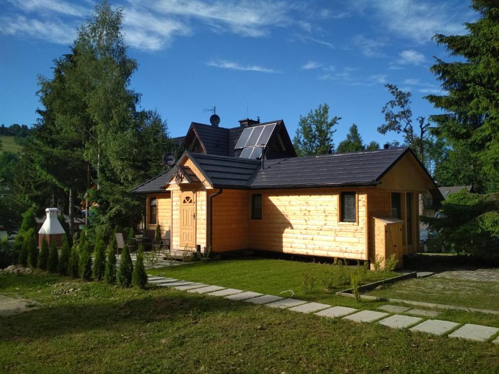 a house with a solar roof on a yard at Domek na Skarpie in Zakopane