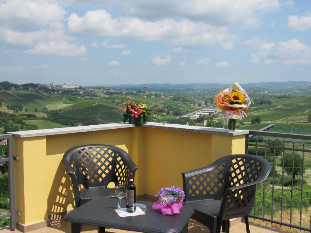 d'une table et de chaises sur un balcon avec vue. dans l'établissement EMILIA, à Agliano Terme