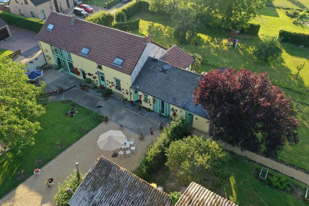 una vista aérea de una casa grande con patio en Montigny House, en Forville