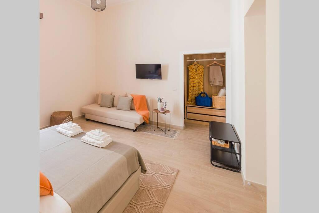 - une chambre avec un lit et un salon avec une cheminée dans l'établissement Casa Neva, à Trani