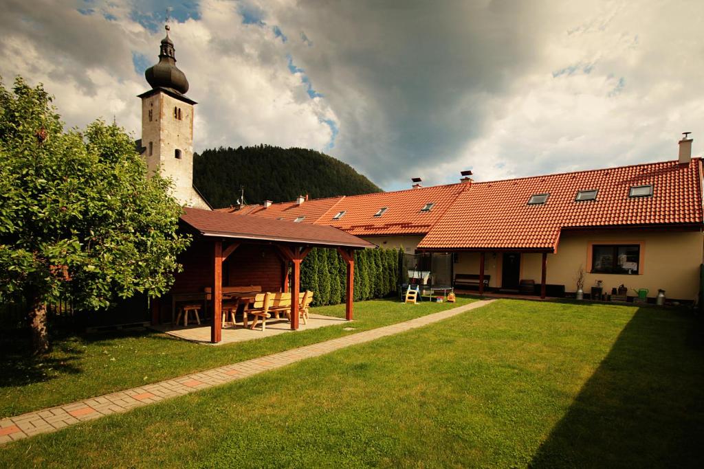 ein Gebäude mit einem Pavillon und einem Uhrturm in der Unterkunft Nina Liptov in Liptovský Ján