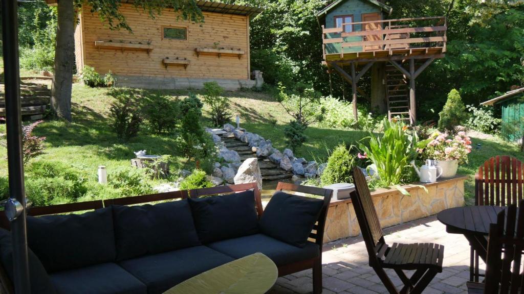 Vrt pred nastanitvijo Planinska kuća "Zvuk Tišine" - Fruška gora