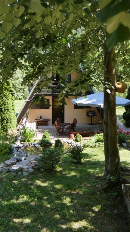 Vrt pred nastanitvijo Planinska kuća "Zvuk Tišine" - Fruška gora