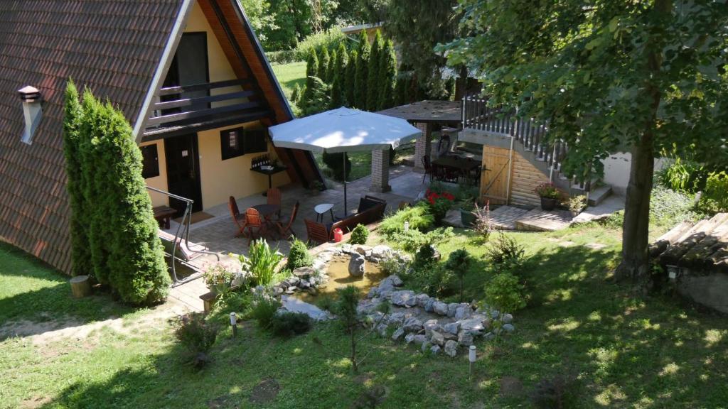 Vrt pred nastanitvijo Planinska kuća "Zvuk Tišine" - Fruška gora