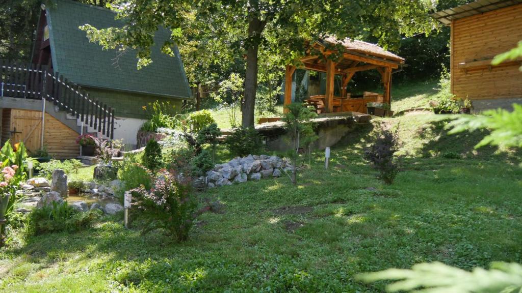 Vrt pred nastanitvijo Planinska kuća "Zvuk Tišine" - Fruška gora