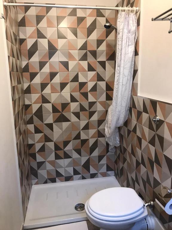 łazienka z toaletą i prysznicem w obiekcie Domus 127 Apartment Pompei w mieście Pompeje
