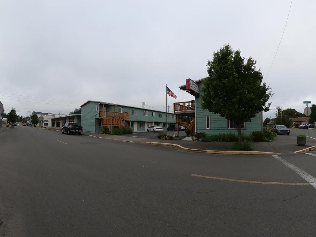 a street in a small town with a building at Col-Pacific Motel in Ilwaco