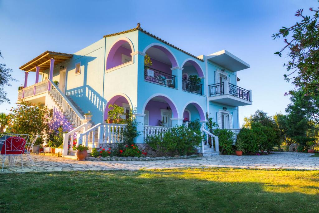 una casa grande de color azul y blanco en Villa Joanna, en Vasilikos