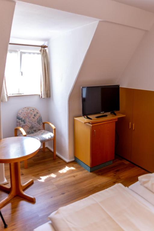 TV a/nebo společenská místnost v ubytování Gästehaus am weißen Turm