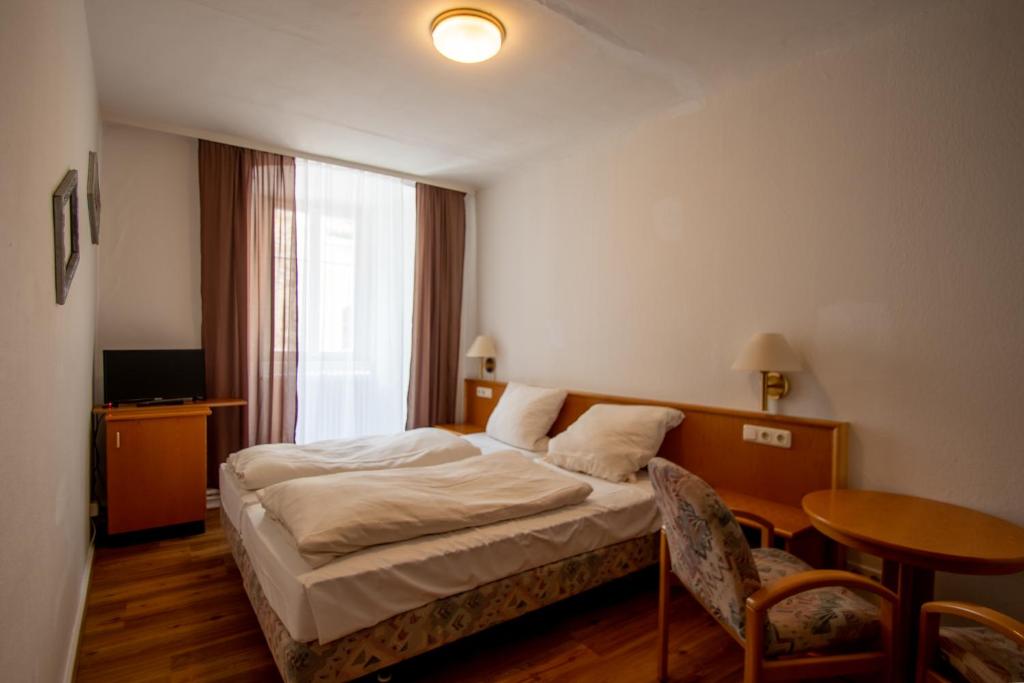 Postel nebo postele na pokoji v ubytování Gästehaus am weißen Turm