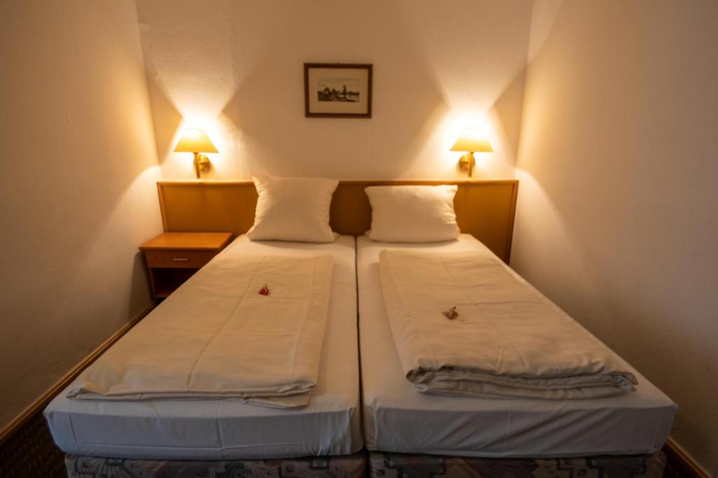 Postel nebo postele na pokoji v ubytování Gästehaus am weißen Turm