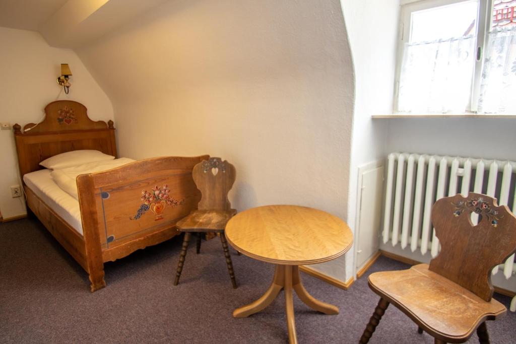 Postel nebo postele na pokoji v ubytování Gästehaus am weißen Turm