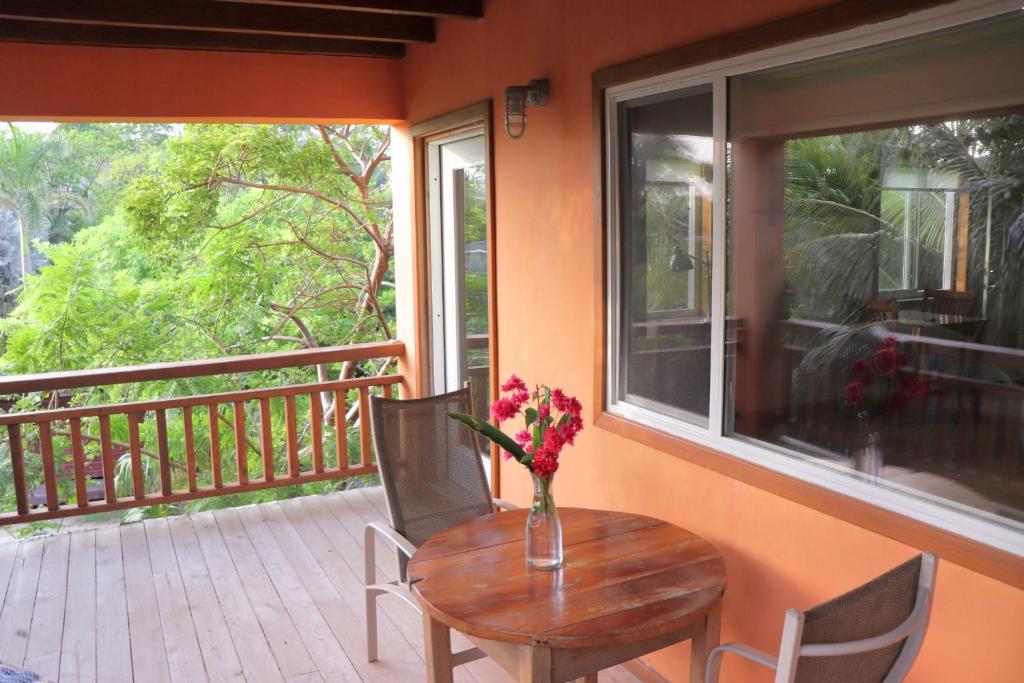 Balkón nebo terasa v ubytování Hotel Posada Seremein ,West Bay ,Roatan