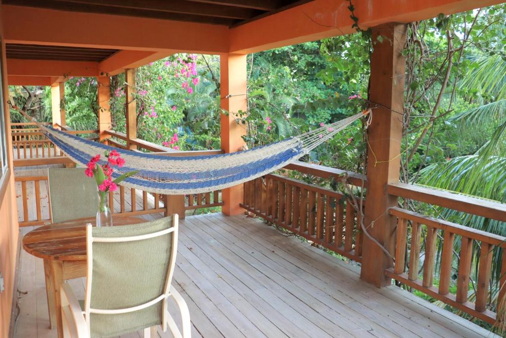 Balkón nebo terasa v ubytování Hotel Posada Seremein ,West Bay ,Roatan
