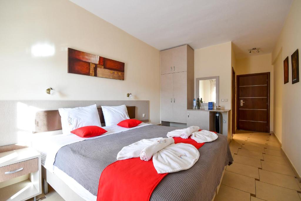 Postel nebo postele na pokoji v ubytování Avra Hotel