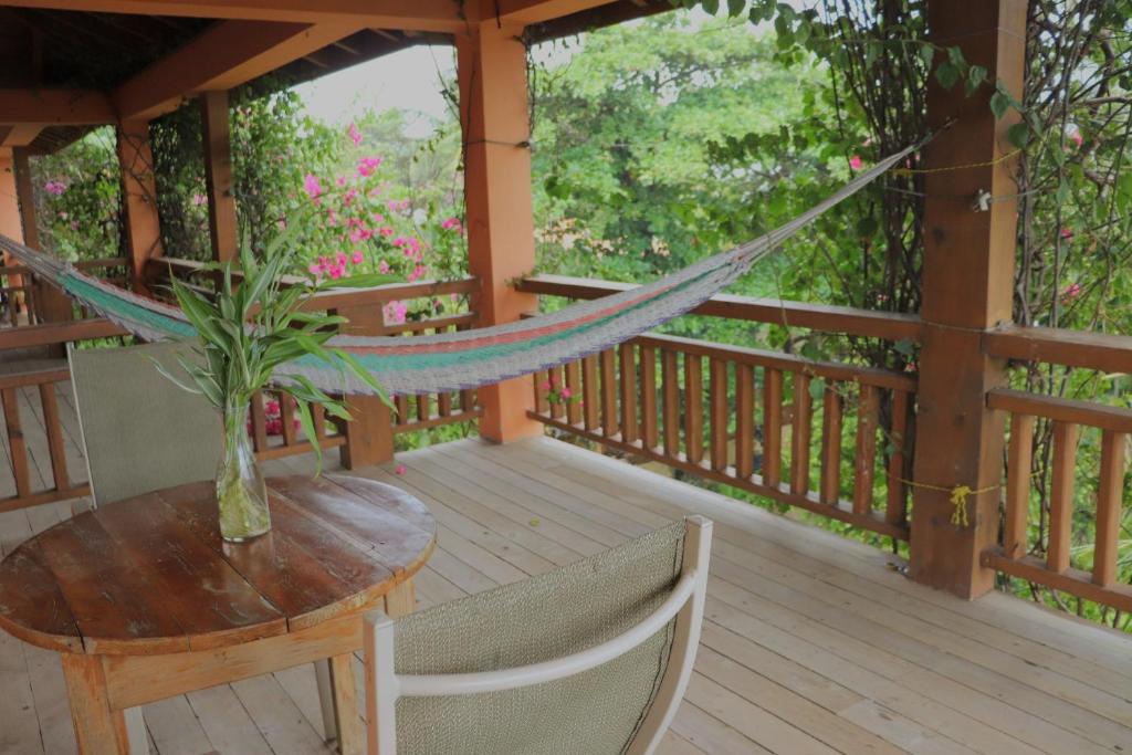 Balkón nebo terasa v ubytování Hotel Posada Seremein ,West Bay ,Roatan