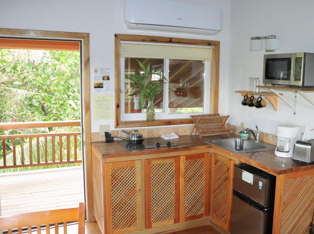 Kuchyň nebo kuchyňský kout v ubytování Hotel Posada Seremein ,West Bay ,Roatan