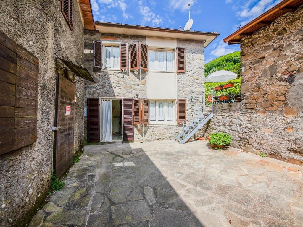 a stone house with a pathway in front of it at Belvilla by OYO Casa Pascoso in Pescaglia