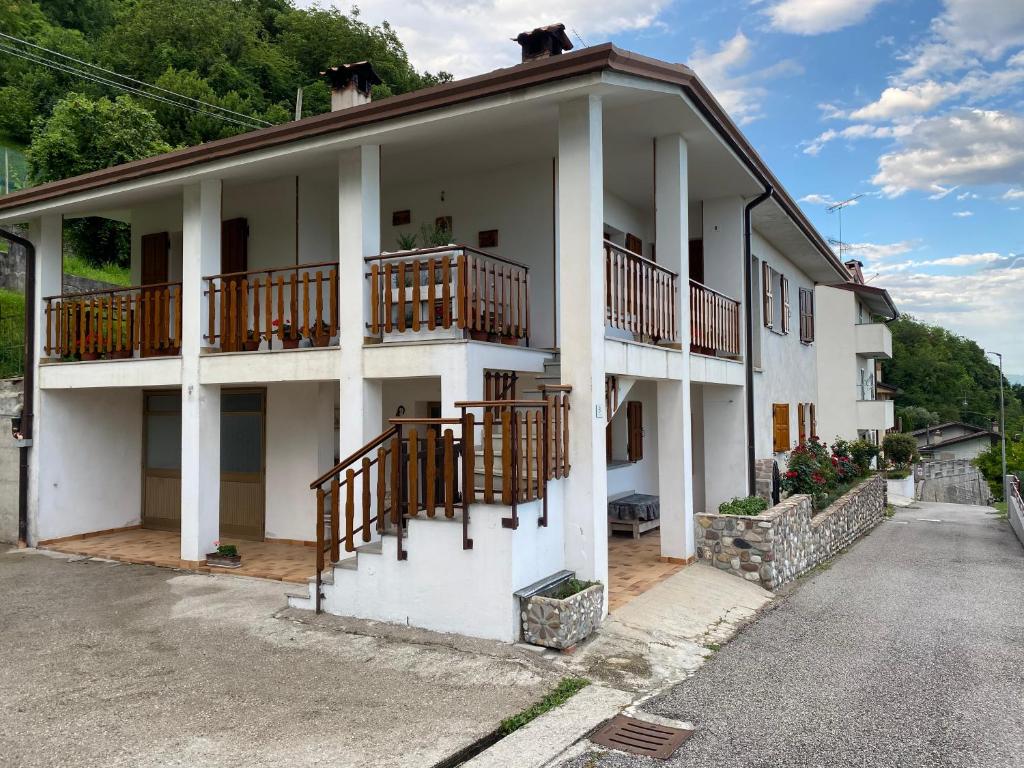 Casa blanca con balcones de madera. en Da Mercedes, en Cornino