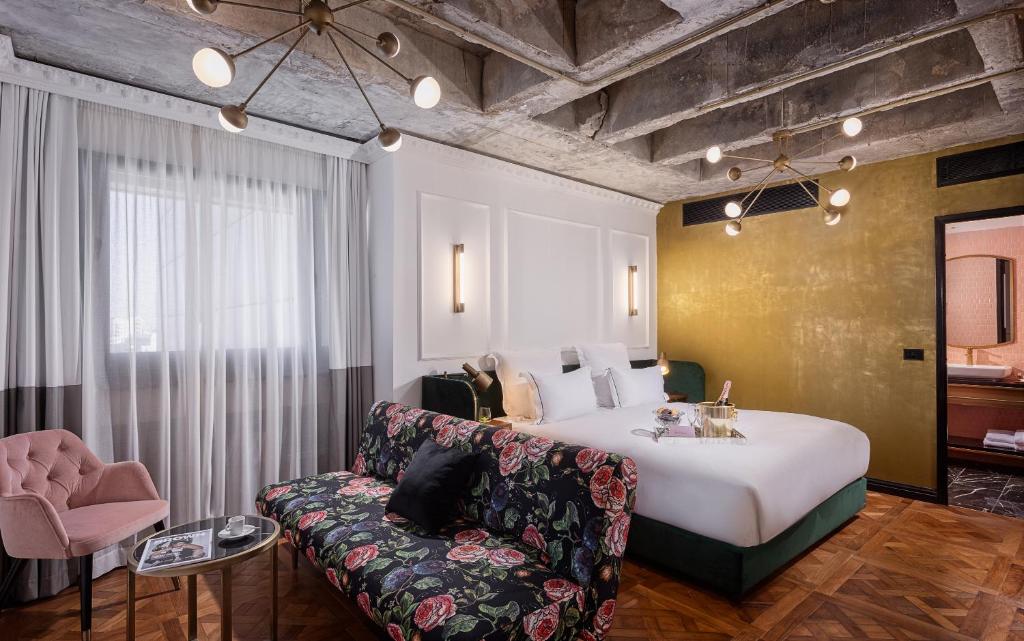 une chambre d'hôtel avec un lit et un canapé dans l'établissement Brown BoBo, a member of Brown Hotels, à Tel Aviv
