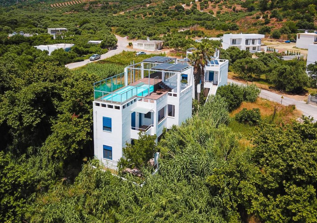 een luchtzicht op een huis met een zwembad bij Anna Plakias Apartments in Plakias
