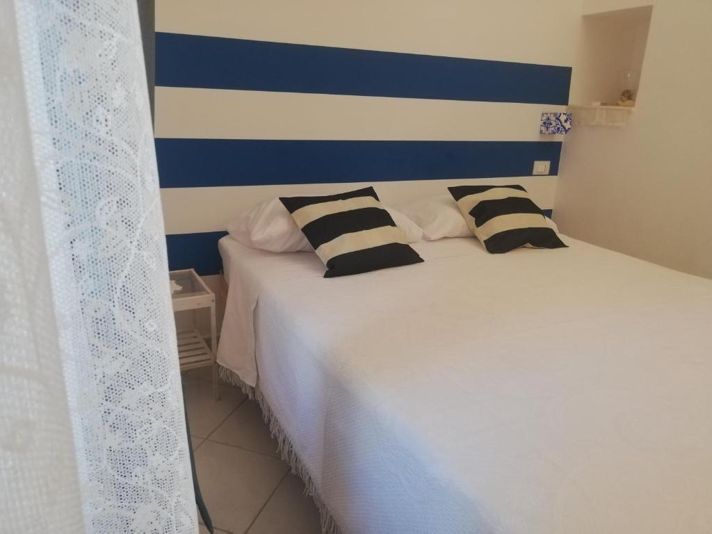 A bed or beds in a room at La finestra sul cortile