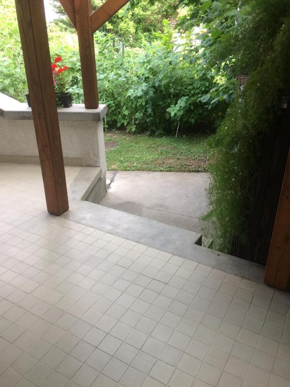 Vonkajšia záhrada v ubytovaní Parti Apartman