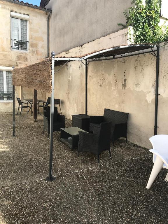 un groupe de chaises et de tables sous une tente dans l'établissement Île de Ré, à Rochefort