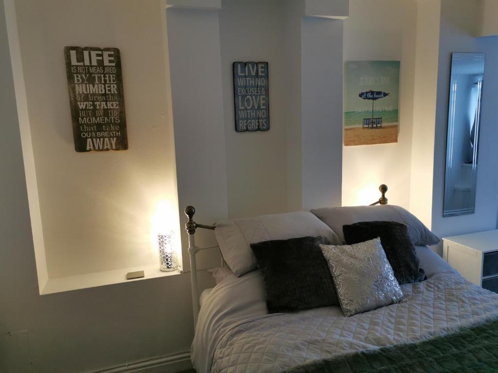 sypialnia z łóżkiem z poduszkami w obiekcie Number 6 w mieście St Austell