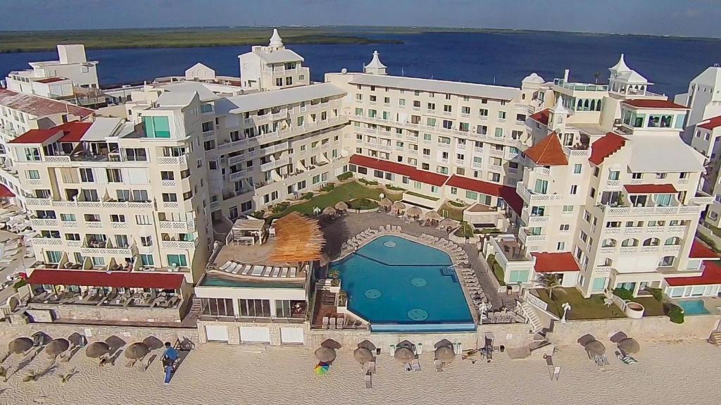 a large building on the beach with a swimming pool at BSEA Cancun Plaza Hotel in Canc&uacute;n