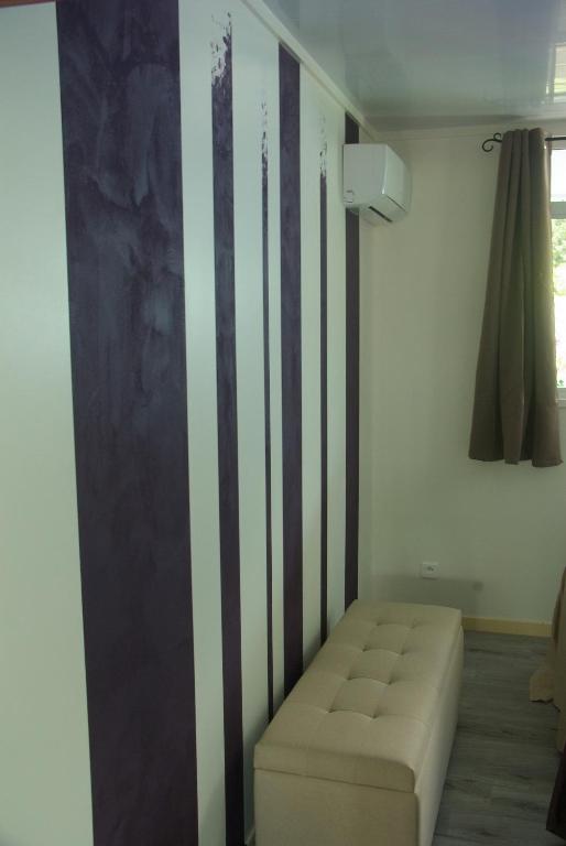 Postel nebo postele na pokoji v ubytování bungalow chez sofpat