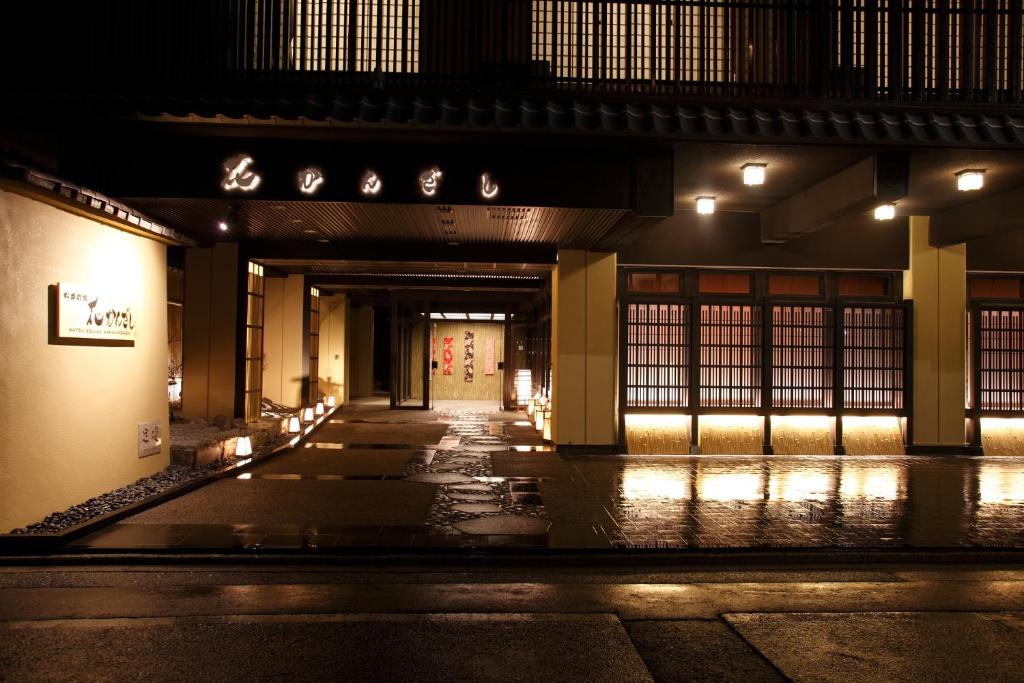 un corridoio vuoto di un edificio di notte di Matsui-Bekkan Hanakanzashi a Kyoto