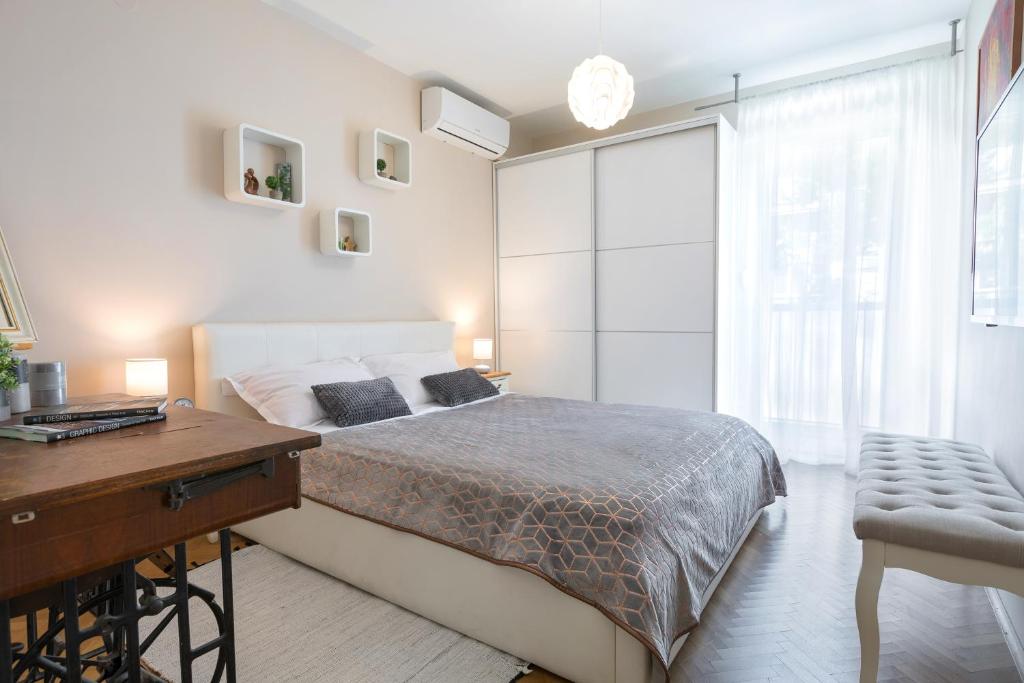 um quarto com uma cama, uma escrivaninha e uma janela em Relax Apartment em Split