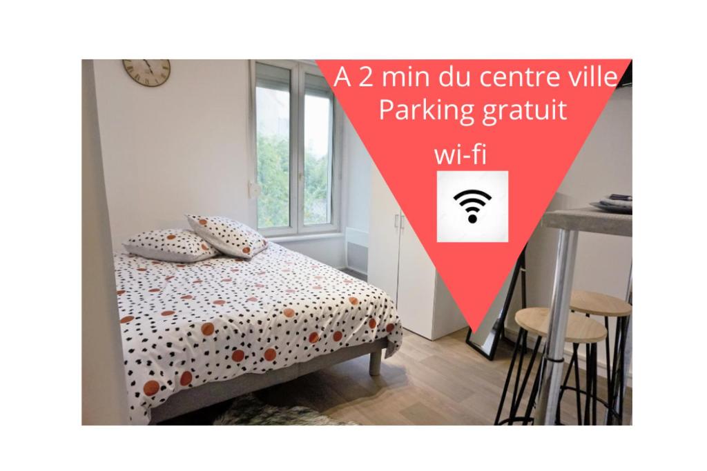 une petite chambre avec un lit et une table dans l'établissement LD-Location Boulogne-sur-mer, à Boulogne-sur-Mer