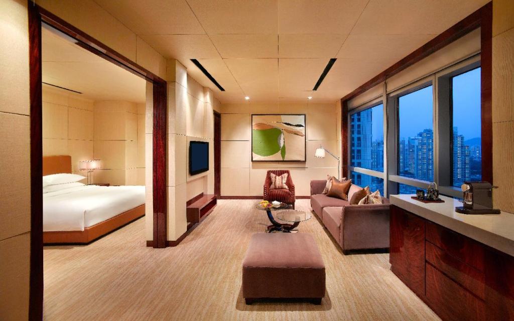 Postel nebo postele na pokoji v ubytování Grand Hyatt Shenzhen