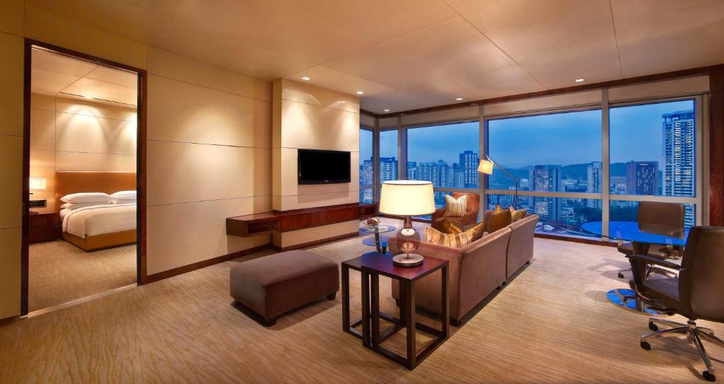 Postel nebo postele na pokoji v ubytování Grand Hyatt Shenzhen